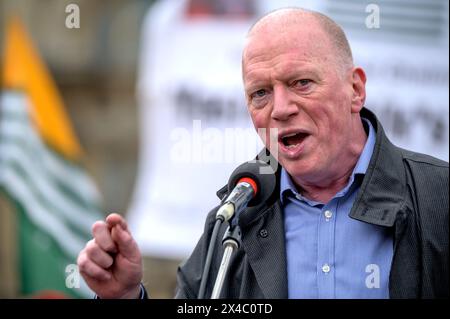 Matt Wrack (président de TUC et Gen sec FBU) s'exprimant lors du rassemblement du 1er mai à Londres à Trafalgar Square Londres, Royaume-Uni le 1er mai 2024. Banque D'Images