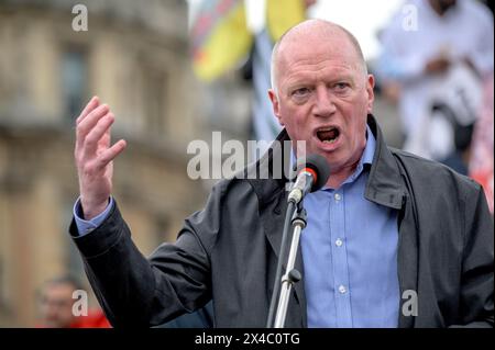 Matt Wrack (président de TUC et Gen sec FBU) s'exprimant lors du rassemblement du 1er mai à Londres à Trafalgar Square Londres, Royaume-Uni le 1er mai 2024. Banque D'Images