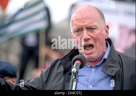 Matt Wrack (président de TUC et Gen sec FBU) s'exprimant lors du rassemblement du 1er mai à Londres à Trafalgar Square Londres, Royaume-Uni le 1er mai 2024. Banque D'Images