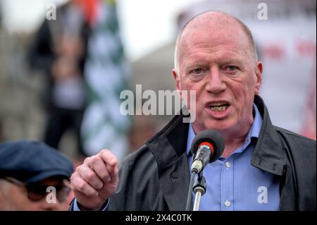 Matt Wrack (président de TUC et Gen sec FBU) s'exprimant lors du rassemblement du 1er mai à Londres à Trafalgar Square Londres, Royaume-Uni le 1er mai 2024. Banque D'Images