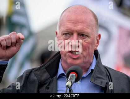 Matt Wrack (président de TUC et Gen sec FBU) s'exprimant lors du rassemblement du 1er mai à Londres à Trafalgar Square Londres, Royaume-Uni le 1er mai 2024. Banque D'Images