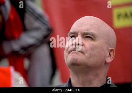 Mick Lynch, secrétaire général du Syndicat national des travailleurs des chemins de fer, des Maritimes et des transports (RMT) à la marche du 1er mai de Londres à Trafalgar Square, Lon Banque D'Images