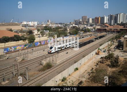 Dakar, Sénégal. 19 avril 2024. © Nicolas Remene/le Pictorium/MAXPPP - Dakar 19/04/2024 Nicolas Remene/le Pictorium - 19/04/2024 - Senegal/Dakar/Dakar - le nouveau train express régional Dakar-AIBD (TER) ici en gare de Dakar au Sénégal, le 19 avril 2024. - Valeurs ACtuelles out, no jdd, jdd out, RUSSIA OUT, NO RUSSIA #norussia/19/04/2024 - Senegal/Dakar/Dakar - le nouveau train express régional Dakar-AIBD (TER) ici en gare de Dakar, Sénégal, le 19 avril 2024. Crédit : MAXPPP/Alamy Live News Banque D'Images