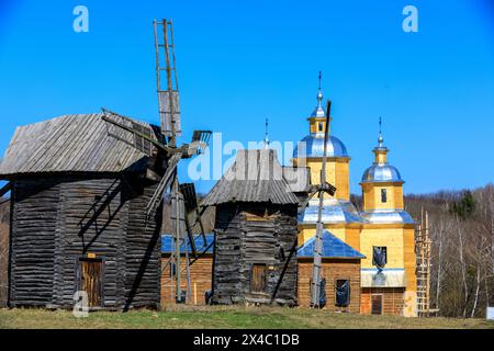 Ukraine, Kiev, Kiev. Pyrohiv, également Pirogov, un village au sud de Kiev. Abrite maintenant un musée en plein air de l'architecture folklorique et de la vie de l'Ukraine. Moulins à vent en bois. Banque D'Images