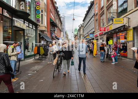 Copenhague, Danemark, grande foule de Danois, marcher, utiliser des vélos sur Street Scene Town Center Banque D'Images