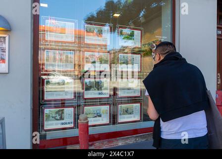 Copenhague, Danemark, homme chinois de derrière, regardant dans la vitrine, Agence immobilière, « Home » appartements à vendre Banque D'Images