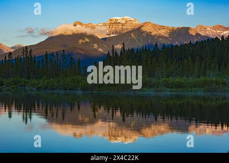 Canada, Alberta, Parc national Banff. MT. Lacs Bourgeau et Vermilion au lever du soleil. Banque D'Images