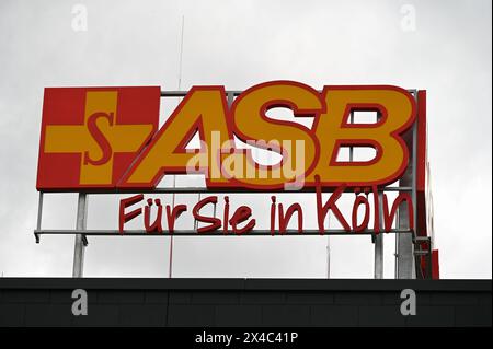 Cologne, Allemagne. 28 avril 2024. Le logo ASB sur un bâtiment. L'Arbeiter-Samariter-Bund Deutschland e.V. est une organisation d'aide et de bien-être indépendante sur le plan politique et confessionnel. Crédit : Horst Galuschka/dpa/Alamy Live News Banque D'Images