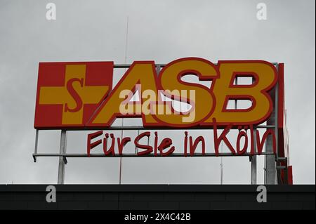 Cologne, Allemagne. 28 avril 2024. Le logo ASB sur un bâtiment. L'Arbeiter-Samariter-Bund Deutschland e.V. est une organisation d'aide et de bien-être indépendante sur le plan politique et confessionnel. Crédit : Horst Galuschka/dpa/Alamy Live News Banque D'Images