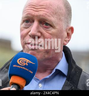 Matt Wrack (président de TUC et Gen sec FBU) interviewé par Al Mayadeen TVlors de la marche du 1er mai à Londres à Trafalgar Square Londres, Royaume-Uni le 1er mai 2024. Banque D'Images