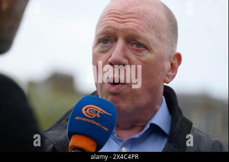 Matt Wrack (président de TUC et Gen sec FBU) interviewé par Al Mayadeen TVlors de la marche du 1er mai à Londres à Trafalgar Square Londres, Royaume-Uni le 1er mai 2024. Banque D'Images