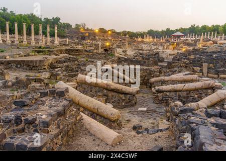 Coucher de soleil sur les ruines de l'ancienne ville romano-byzantine de Bet Shean (Nysa-Scythopolis), maintenant un parc national. Nord d'Israël Banque D'Images