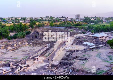 Coucher de soleil sur les ruines de l'ancienne ville romano-byzantine de Bet Shean (Nysa-Scythopolis), maintenant un parc national. Nord d'Israël Banque D'Images