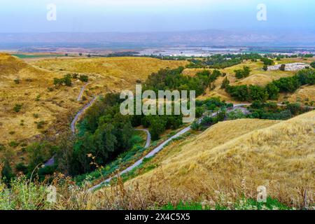 Vue sur la vallée du Jourdain et la vallée des sources (Emek Hamaayanot). Nord d'Israël Banque D'Images