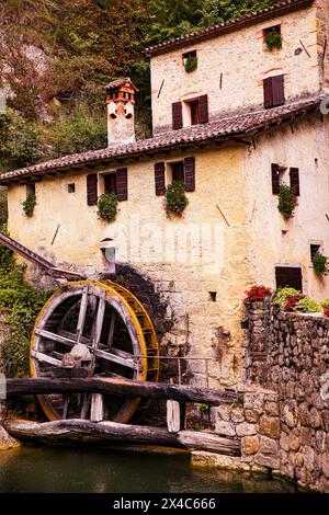 Italie du Nord. Moulin à céréales, Molinetto della Croda. (Usage éditorial uniquement) Banque D'Images
