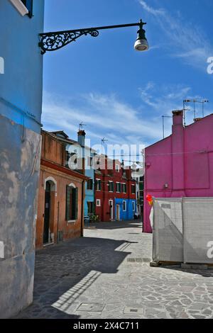 Burano, Italie - 17 avril 2024 : vue sur les maisons colorées de l'île dans la lagune de Venise Banque D'Images