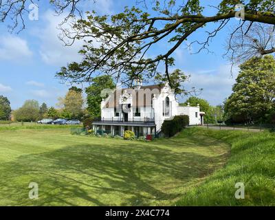 Un authentique restaurant pakistanais situé dans le cadre magnifique et agréable de Salthill Park. Il est idéal pour la famille et un emplacement idéal pour les amis à rencontrer. Naz Hussain, propriétaire actuel, a investi plus d'un demi-million de livres dans des toilettes installées et des caméras de vidéosurveillance qui ont contribué à réduire la criminalité dans Salt Hill Park ... Banque D'Images