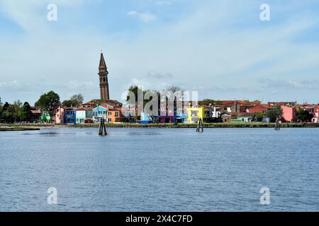 Burano, Italie - vue sur les maisons colorées, le château d'eau historique et l'église Chiesa Parrocchiale di San Martino Vescovo avec la pente raide Banque D'Images