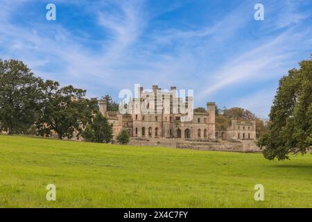 Angleterre, Lowther Castle, une maison de campagne dans le Westmorland, maintenant partie de Cumbria, Angleterre. Ciel composite numérique. (Usage éditorial uniquement) Banque D'Images