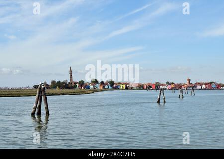 Burano, Italie - vue sur les maisons colorées, le château d'eau historique et l'église Chiesa Parrocchiale di San Martino Vescovo avec la pente raide Banque D'Images