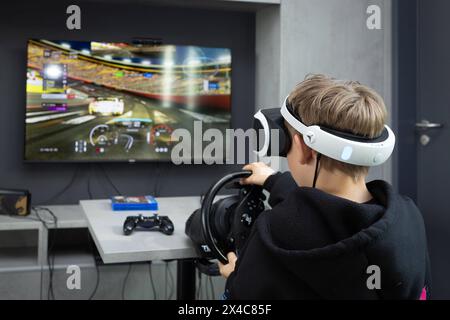 Osnabrück, Deutschland 29. Avril 2024 Im Bild : Ein Jugendlicher sitzt mit einer Virtual Reality brille, VR brille, vor einem Fernseher und spielt, zockt, ein Konsolenspiel auf einer Konsole. B ZEHN Niedersachsen *** Osnabrück, Allemagne 29 avril 2024 dans l'image Un jeune est assis devant une télévision avec des lunettes de réalité virtuelle, des lunettes VR, et joue, joue, un jeu de console sur une console B ZEHN Niedersachsen Copyright : xFotostandx/xGelhotx Banque D'Images