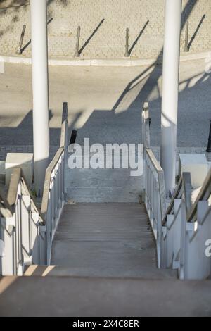 Escaliers en terre cuite avec garde-corps gris dans une structure extérieure Banque D'Images