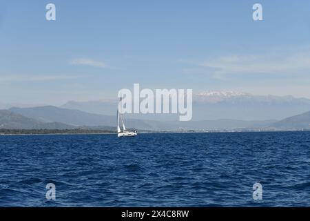 Croisière en voilier en Turquie. Beaux yachts blancs, voilier ou voilier naviguant en mer par jour ensoleillé Banque D'Images