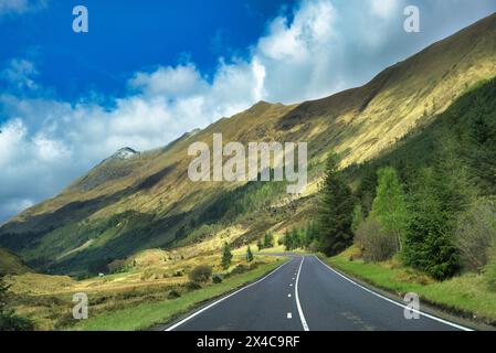 En regardant vers l'ouest sur Glen Shiel sur l'A87 (ancienne route militaire) en direction de Shiel Bridge. North West Highlands, Écosse, Royaume-Uni Banque D'Images