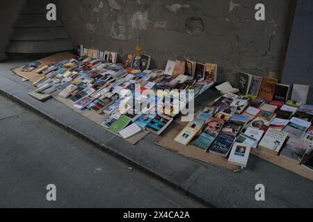 Paris, France - 11 mars 2024. Librairie dans la rue à Paris, France. Banque D'Images