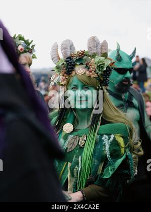 Visage peint et costumé participants au festival folklorique anglais Jack in the Green May Day mai 2023, Hastings East Sussex Angleterre Royaume-Uni Banque D'Images