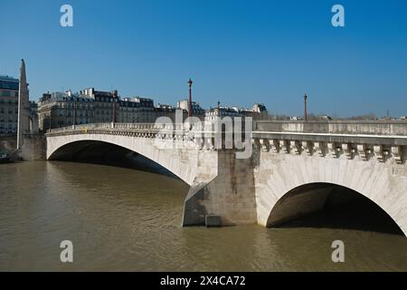 Le Pont de la Tournelle, célèbre pont traversant la Seine à Paris, France. Banque D'Images