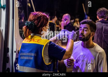 Tbilissi, Géorgie. 1er mai 2024. Un jeune homme se fait pulvériser de l'eau dans les yeux par un travailleur médical après s'être fait pulvériser du poivre par la police lors d'une manifestation devant le Parlement géorgien. Des milliers de personnes ont pris part à une manifestation contre la deuxième lecture d'un projet de loi qui a été voté pour faire avancer un projet de loi controversé sur les «agents étrangers» qui a déclenché des semaines de manifestations de masse dans la capitale, Tbilissi. Crédit : SOPA images Limited/Alamy Live News Banque D'Images