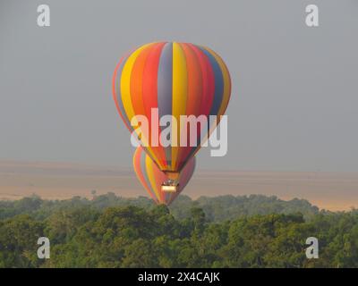 Montgolfière en vol au-dessus du parc national du Masai Mara Banque D'Images