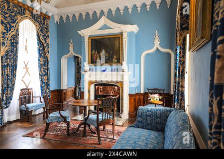 Vue intérieure du Blue Drawing Room, château St Michael's Mount, Mount Bay, Marazion, Penzance, Cornwall, Angleterre, Royaume-Uni Banque D'Images