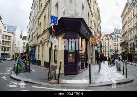 Paris, France - 11 mars 2024. Rue André-Mazet, une rue située dans le quartier de la monnaie dans le 6ème arrondissement de Paris. Banque D'Images