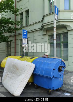 Prague, république tchèque - 2 mai 2024 : quartier des poubelles Prague 8, Florenc Banque D'Images