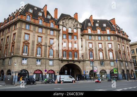 Paris, France - 11 mars 2024. Carrefour Curie, monument historique situé rue de Nevers et quai de Conti à Paris, France. Banque D'Images