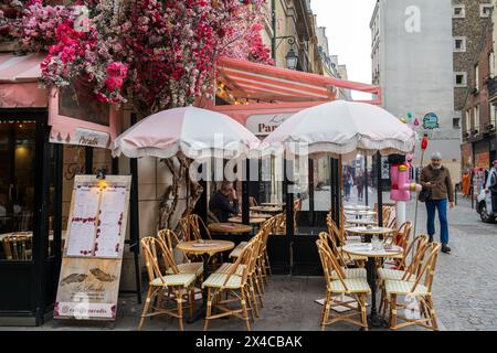 Paris, France - 11 mars 2024. Café et restaurant 'le Paradis' sur la rue Saint-Martin, rue située dans les 3ème et 4ème arrondissements de Paris Banque D'Images