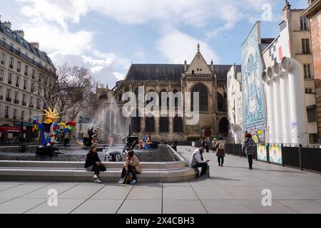 Paris, France - 11 mars 2024. Place Igor-Stravinsky avec fontaine Stravinsky et église Saint-Merri dans le quartier Saint-Merri de Paris, France. Banque D'Images