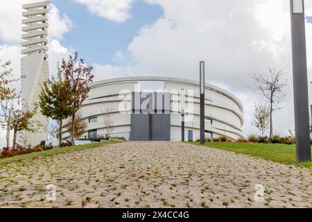 Antas, Vila Nova de Famalicao, Braga, Portugal - 22 octobre 2020 : détail de l'architecture de la nouvelle église de Santiago de Antas par l'architecte local Hugo Banque D'Images