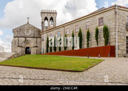 Antas, Vila Nova de Famalicao, Braga, Portugal - 22 octobre 2020 : détail de l'architecture de l'église de Sao Tiago de Antas un jour d'automne Banque D'Images