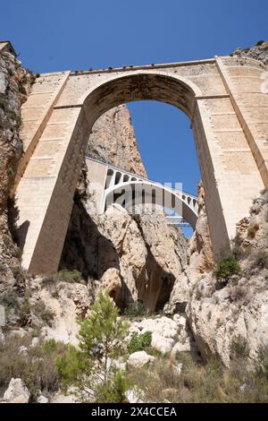 Prise de vue en angle bas depuis le fond de la gorge des ponts historiques Mascarat à Alicante, entre les villes de Calpe et Altea, en Espagne. Ancien civil e Banque D'Images