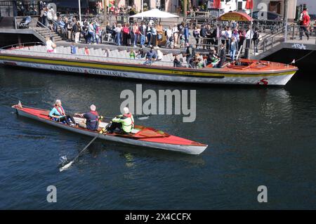 Copenhague, Danemark /02. Mai 2024/bus à arrêts multiples pour visiter et d.. Tours sur les canaux Copenhague bateau croisière canard dans le canal de Copenhague ou canal dans la capitale danoise. Photo. Francis Joseph Dean/Dean Pictures Banque D'Images