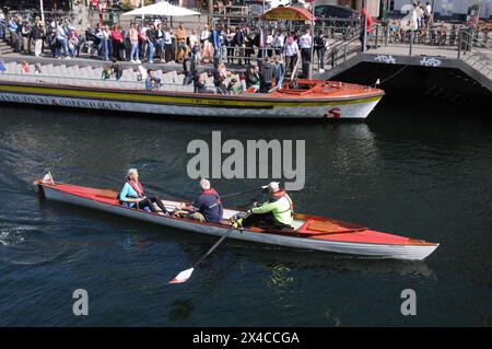 Copenhague, Danemark /02. Mai 2024/bus à arrêts multiples pour visiter et d.. Tours sur les canaux Copenhague bateau croisière canard dans le canal de Copenhague ou canal dans la capitale danoise. Photo. Francis Joseph Dean/Dean Pictures Banque D'Images