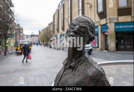 NAE Day SAE Dark or No Day So Dark, figures masculines en bronze dans le centre de Perth, en Écosse. Banque D'Images