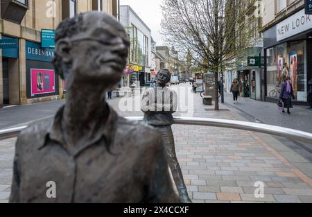 NAE Day SAE Dark or No Day So Dark, figures masculines en bronze dans le centre de Perth, en Écosse. Banque D'Images