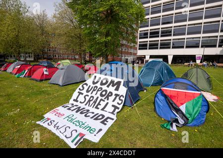 Manchester, Royaume-Uni. 02 mai 2024. Plus de 50 étudiants de l’Université de Manchester ont campé en solidarité avec les Palestiniens confrontés au génocide à Gaza. Ils exigent que l’Université mette fin à son partenariat avec BAE Systems et d’autres sociétés d’armement, coupe ses liens avec l’Université de tel Aviv et l’Université hébraïque de Jérusalem, arrête toute recherche contraire à l’éthique et s’abstienne de prendre des mesures disciplinaires contre les étudiants. Crédit : GaryRobertsphotography/Alamy Live News Banque D'Images