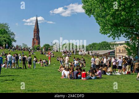 Mai, Tag der Arbeit, Menschenmenge im Görlitzer Park, Party, Feiern, Treffpunkt, Berlin-Kreuzberg 1. Mai, Tag der Arbeit, Parc Menschenmenge im Görlitzer, Fête, Feiern, Treffpunkt, Berlin-Kreuzberg *** mai 1, Fête du travail, foule dans le Parc Görlitzer, fête, célébration, point de rencontre, Berlin Kreuzberg 1 mai, Fête du travail, foule dans le Parc Görlitzer, fête, fête, fête, point de rencontre, Berlin Kreuzberg Banque D'Images