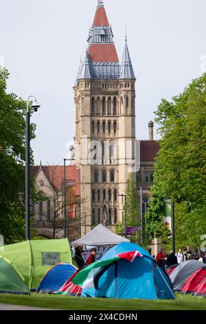 Manchester, Royaume-Uni. 02 mai, 2024.plus de 50 étudiants de l'Université de Manchester ont campé en solidarité avec les Palestiniens confrontés au génocide à Gaza. Ils exigent que l’Université mette fin à son partenariat avec BAE Systems et d’autres sociétés d’armement, coupe ses liens avec l’Université de tel Aviv et l’Université hébraïque de Jérusalem, arrête toute recherche contraire à l’éthique et s’abstienne de prendre des mesures disciplinaires contre les étudiants. Crédit : GaryRobertsphotography/Alamy Live News Banque D'Images