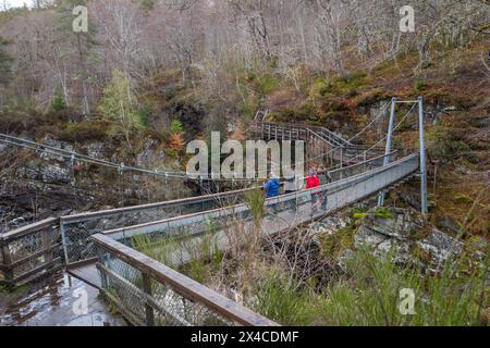 Le pont suspendu qui traverse la rivière Black Water à Rogie Falls Banque D'Images